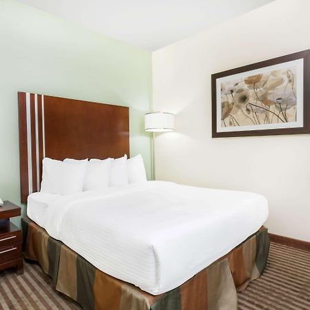Ramada By Wyndham Carlyle Hotel Exterior photo