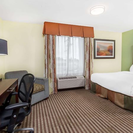 Ramada By Wyndham Carlyle Hotel Exterior photo