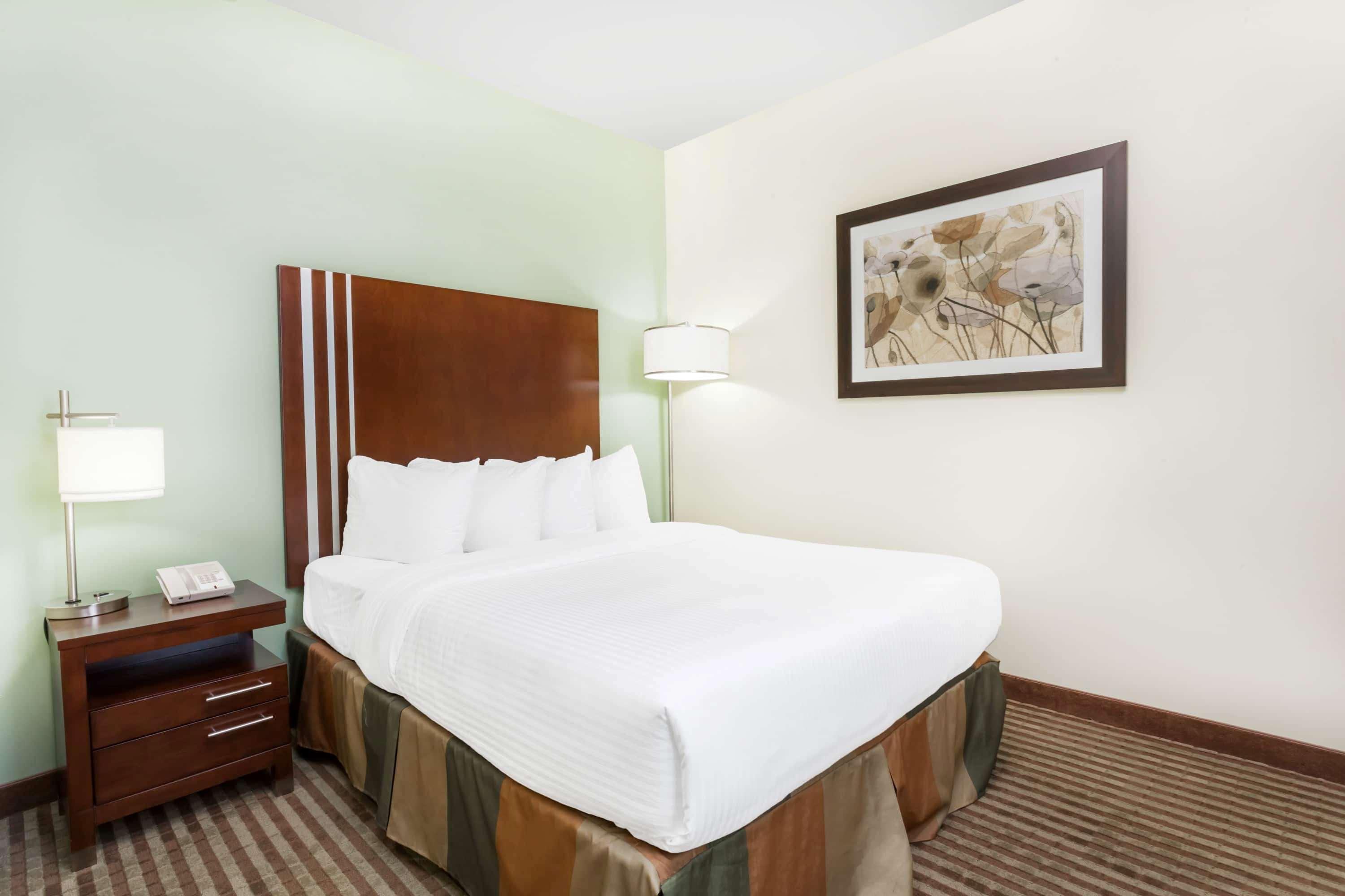 Ramada By Wyndham Carlyle Hotel Exterior photo