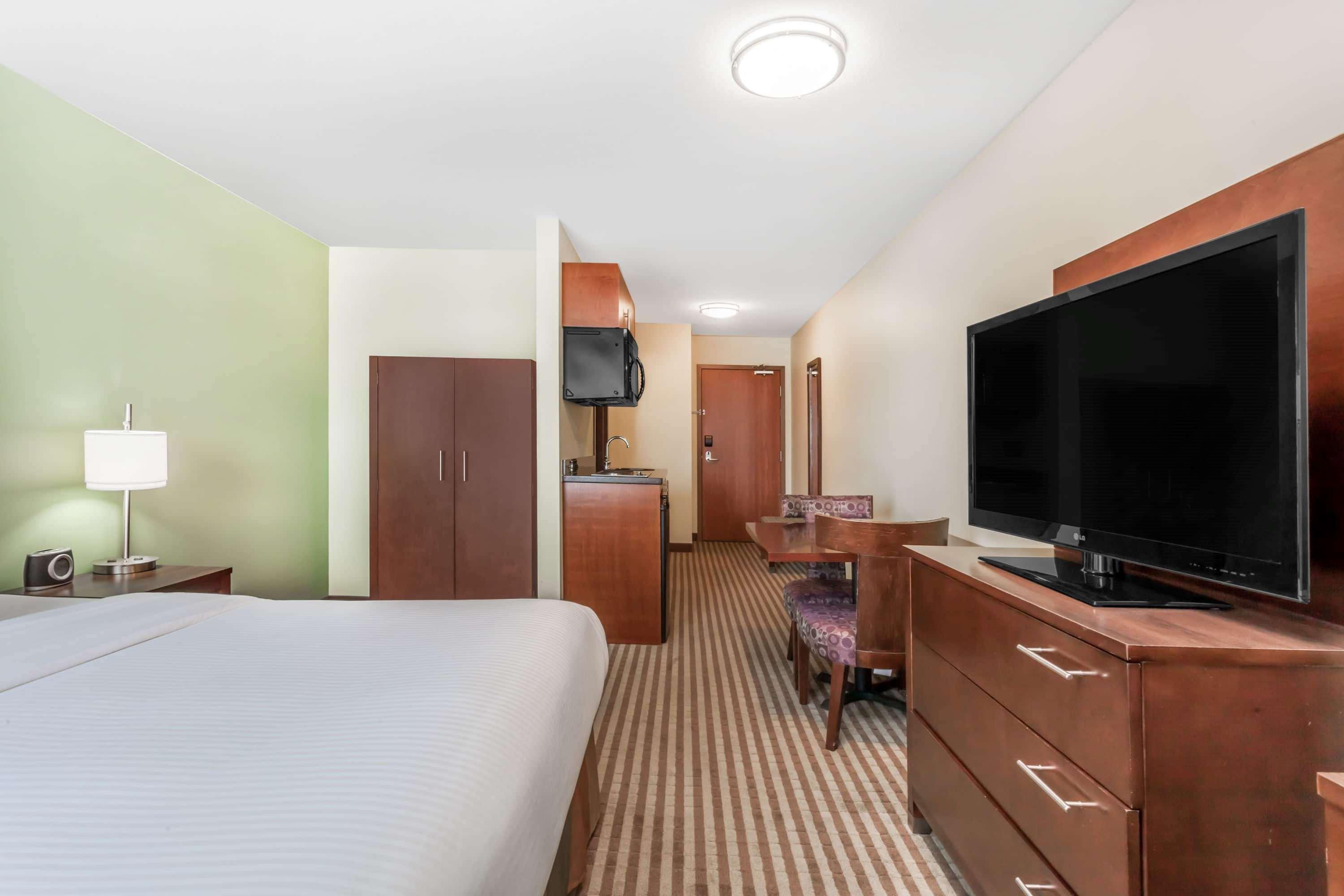 Ramada By Wyndham Carlyle Hotel Exterior photo